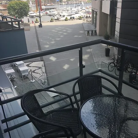 Large 1 Bedroom With Balcony Apartment *