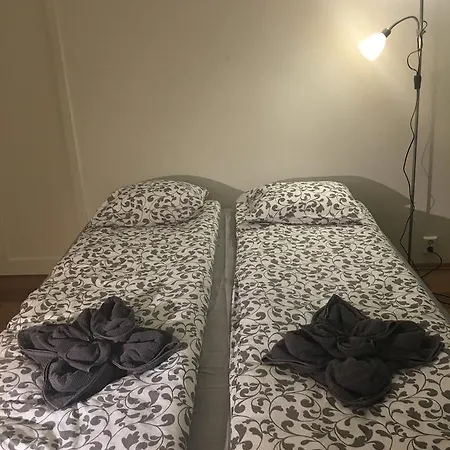 Apartment Large 1 Bedroom With Balcony