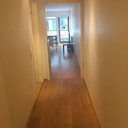Apartment Large 1 Bedroom With Balcony *