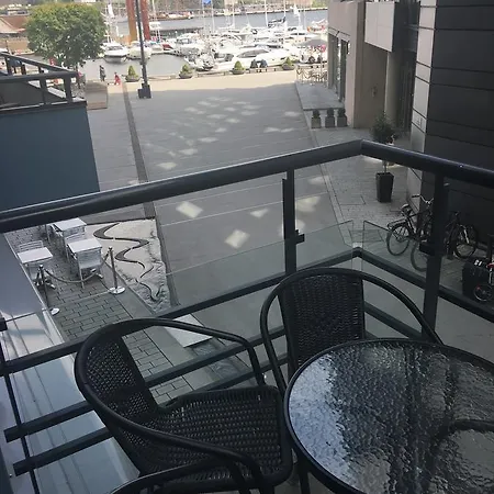 Large 1 Bedroom With Balcony Apartment *