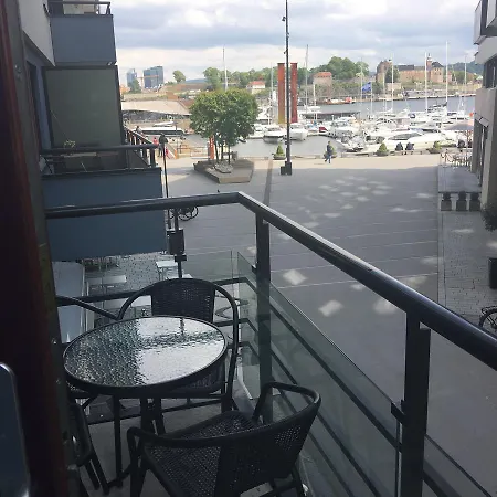 Apartment Large 1 Bedroom With Balcony